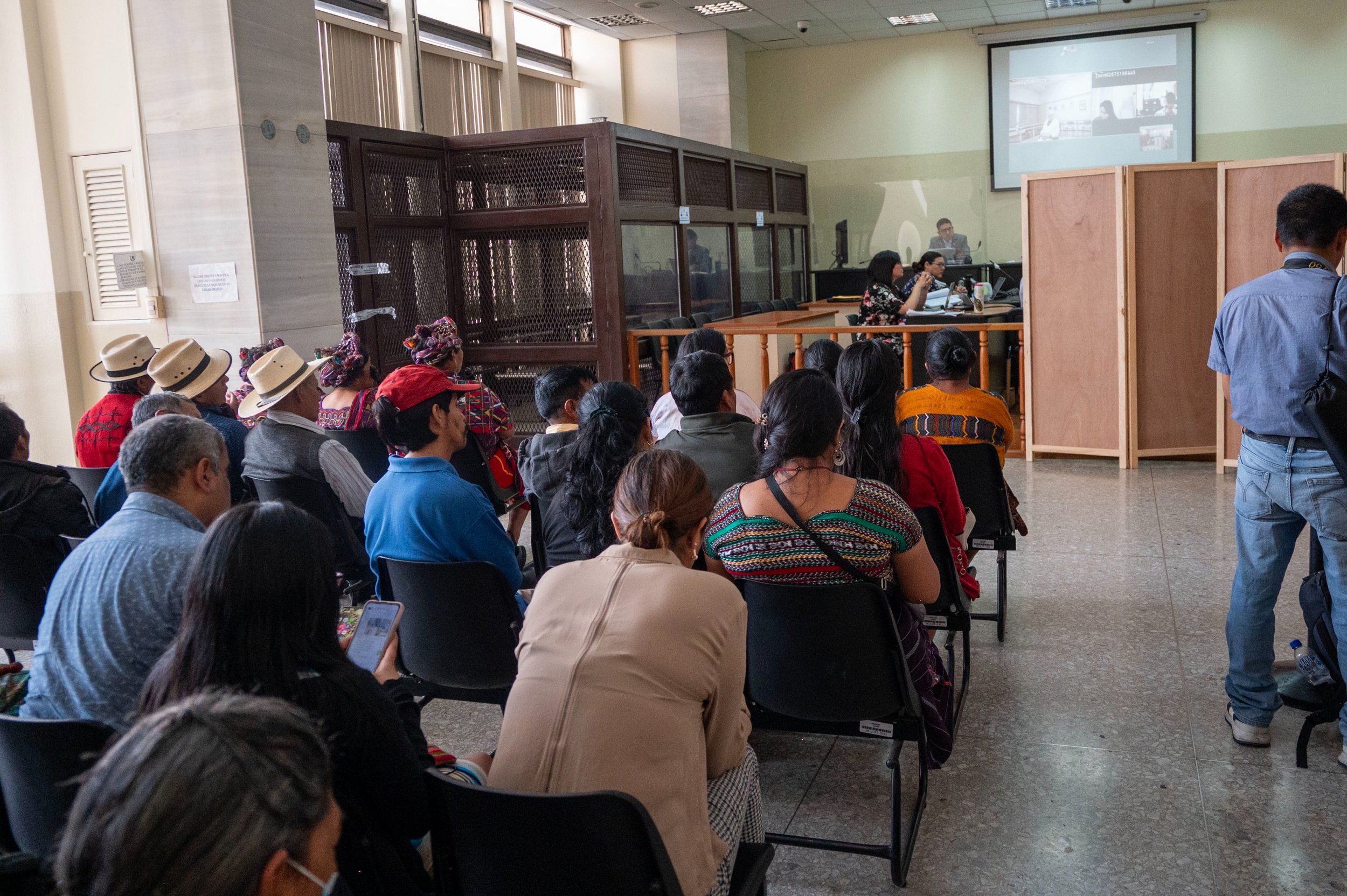  La identidad de las mujeres que declararon fue preservada y fueron protegidas con un biombo. Foto de Prensa Comunitaria 